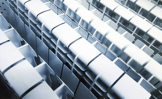 Jak kolczaste płytki wpływają na stabilność konstrukcyjnych słupków?