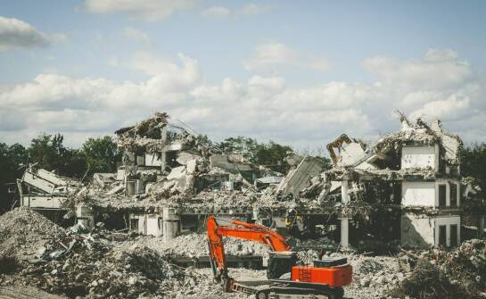 Efektywność wyburzeń kominów dzięki maszynom specjalistycznym