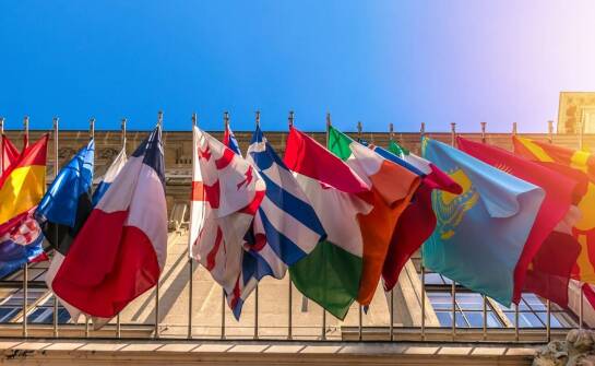 Jak tłumaczenia symultaniczne wpływają na efektywność konferencji międzynarodowych?