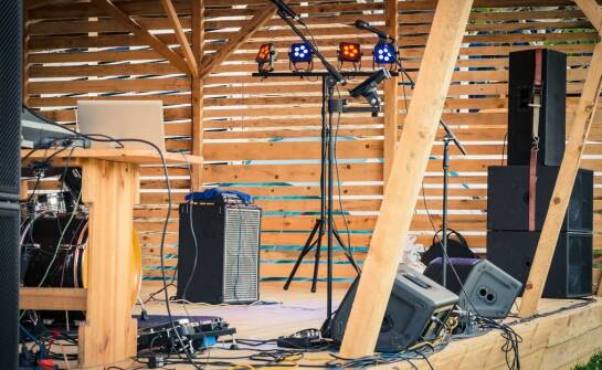 Jakie akcesoria są niezbędne do gitarowej kolumny?