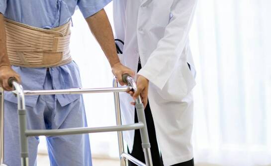 Jak przebiega pionizacja pacjenta po operacji kręgosłupa?