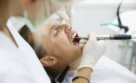 Jak skaling i piaskowanie wpływają na zdrowie dziąseł?