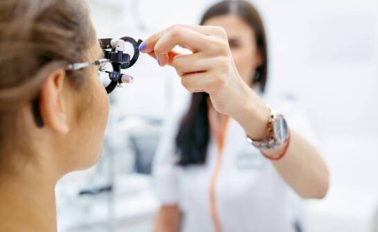 W jaki sposób ocena obuocznego widzenia jest ważna w leczeniu zeza?