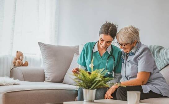 Jak prywatne domy opieki wspierają seniorów w codziennych czynnościach?