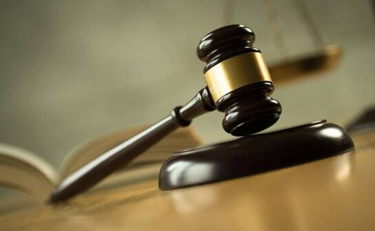 Jak komornik w Piasecznie wykonuje tytuły egzekucyjne bez klauzuli wykonalności?