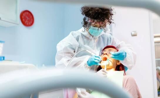 Co warto wiedzieć o procesie usuwania zębów ósemek?