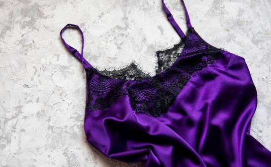 Zmysłowość i delikatność: Dlaczego warto postawić na koronkowe koszulki nocne?