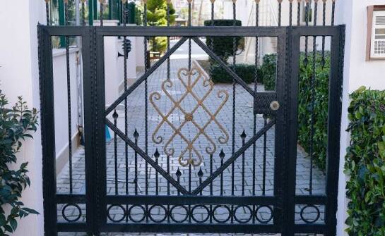 Jakie są główne cechy funkcjonalne furtek ozdobnych?