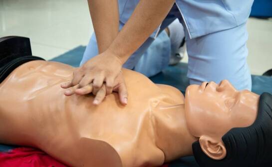 Metody dostosowania szkoleń z pierwszej pomocy do specyfiki różnych branż