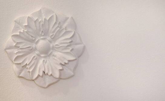 Nowoczesne sztukaterie: Jak wprowadzić elegancję do współczesnych wnętrz?