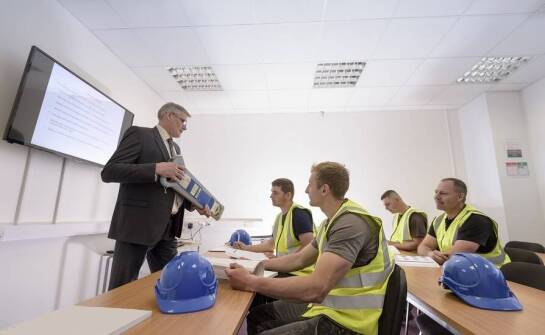 Personalizacja szkoleń wstępnych BHP – jak dostosować je do potrzeb firmy?