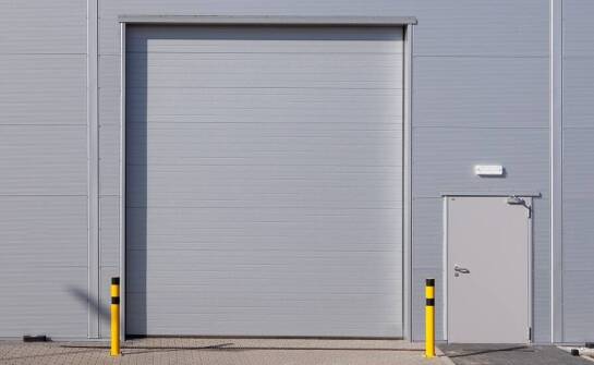 Jak bramy przesuwne przeciwpożarowe wpływają na estetykę wnętrz komercyjnych