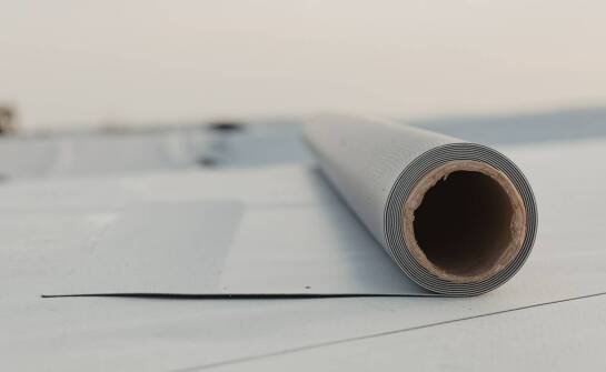 Wpływ polietylenowych płyt na trwałość budowlanych konstrukcji