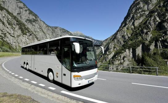 Wynajem autokarów w kontekście elastycznej polityki cenowej.