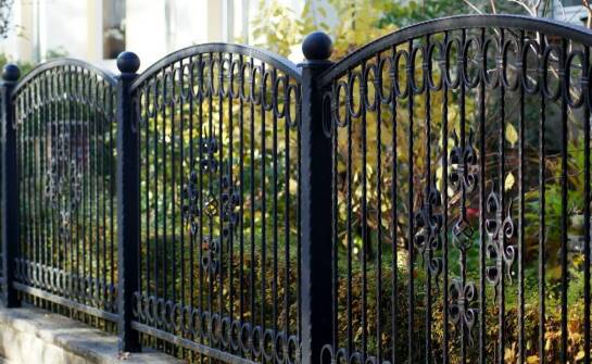 Porównanie trwałości kutych ogrodzeń i panelowych ogrodzeń