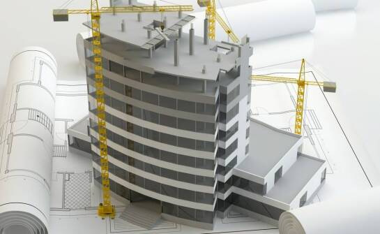 Jakie są główne wyzwania przy projektowaniu wolnostojącej konstrukcji?