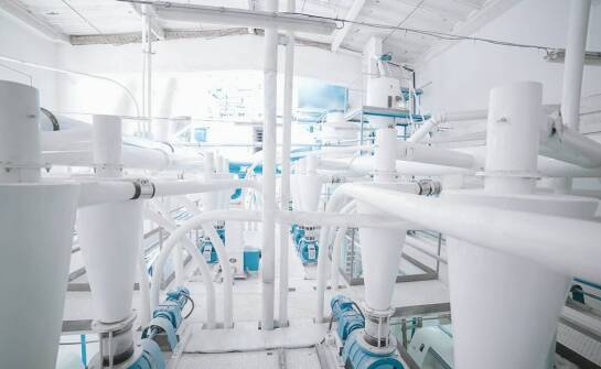 Jak wielodrogowe rozdzielacze usprawniają transport materiałów sypkich?