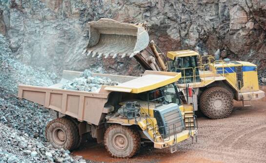 Wynajem wywrotek dla budowlanych firm – korzyści i zastosowania