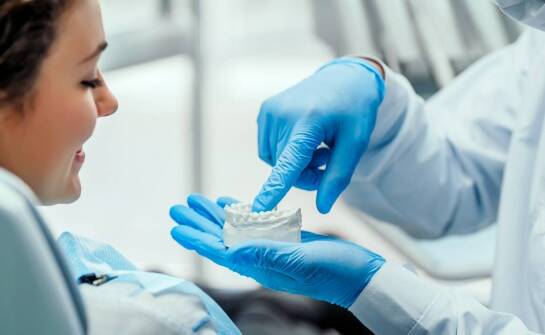 Jak protetyka wspiera ortodontyczne leczenie?