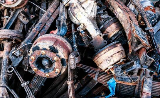Jakie są korzyści ze sprzedaży starych produkcyjnych maszyn do skupu złomu?