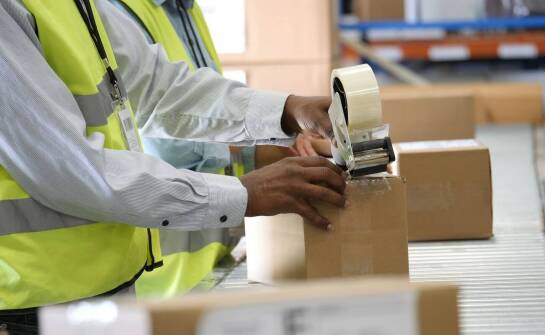 Jak pakowa taśma wpływa na bezpieczeństwo przesyłek w magazynach?