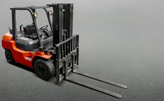 Jak odpowiedni dobór dodatkowego osprzętu wpływa na funkcjonalność wózków widłowych?