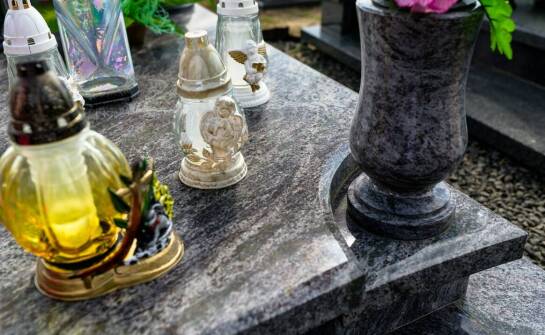 Zalety wyboru znicza z podstawką dla lepszej stabilności na cmentarzu.