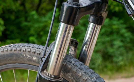 Jak trekkingowe rowery turystyczne wpływają na komfort jazdy w trudnym terenie?