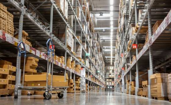Jak poprawnie zaplanować przestrzeń magazynową dzięki regałom?
