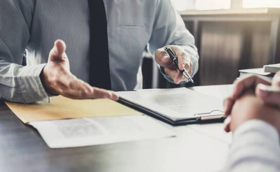 Profesjonalne doradztwo prawne w zakresie umów o pracę oferowane przez kancelarię.