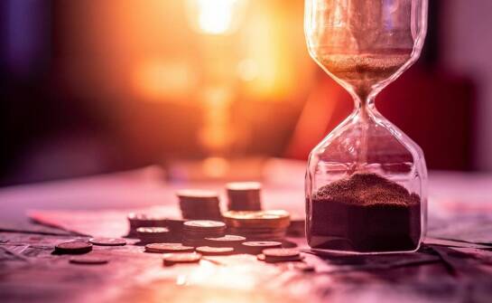 Różnice między klepsydrą a nekrologiem: Co warto wiedzieć?