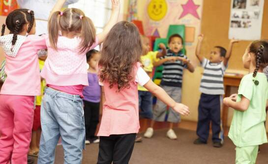 Jak rytmika w przedszkolu wspiera rozwój dziecka?