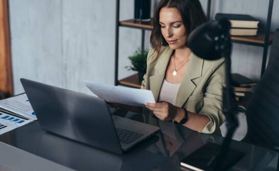 Tłumaczenie notarialnych aktów: dlaczego warto skorzystać z usług przysięgłego tłumacza?