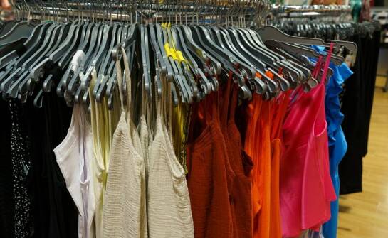 Różnorodność dużych bluzek w rozmiarach - jak zaspokoić potrzeby klientek?