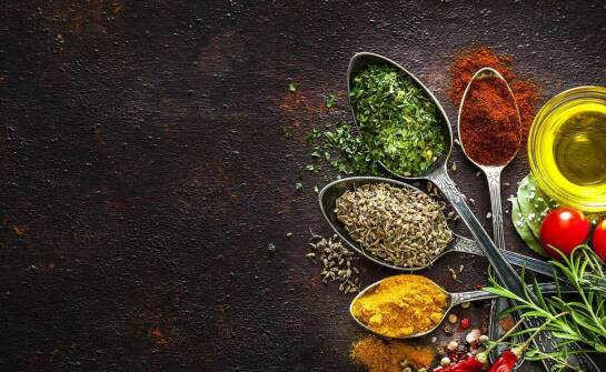 Jakie właściwości powinny mieć przyprawy do wędzenia, aby podkreślać smak potraw?