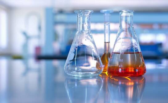 Wpływ czystej proszkowej kofeiny na innowacje w branży farmaceutycznej