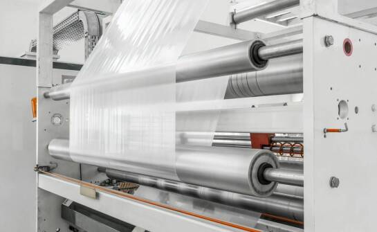 Maszynowa folia stretch a optymalizacja procesów logistycznych w magazynach