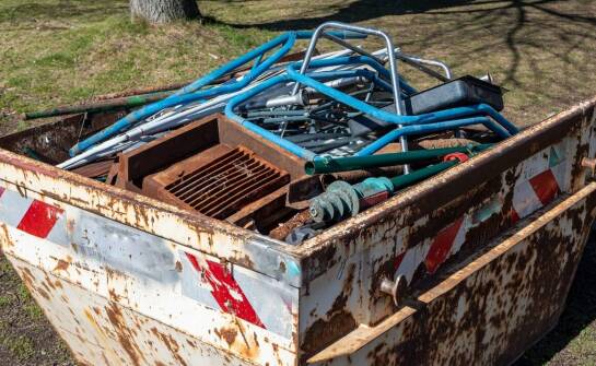 Dlaczego warto wynająć kontener na budowlane odpady zamiast wywozić je samodzielnie?