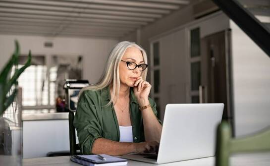 Jak opinie wpływają na wybór domu dla seniora dla bliskiej osoby?