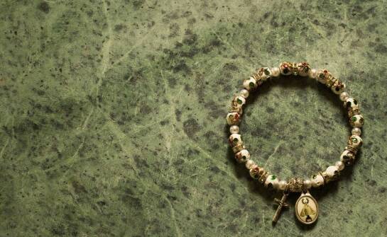 Jak nosić różaniec bransoletkę damską na co dzień i od święta?