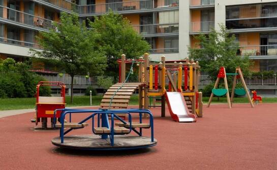 Podłoże na plac zabaw a minimalizacja urazów – jakie rozwiązania są najlepsze?