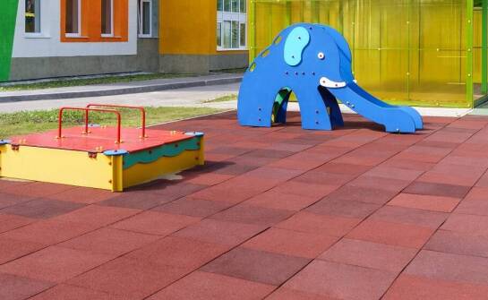 Płyty gumowe na plac zabaw – kluczowe cechy, które warto znać