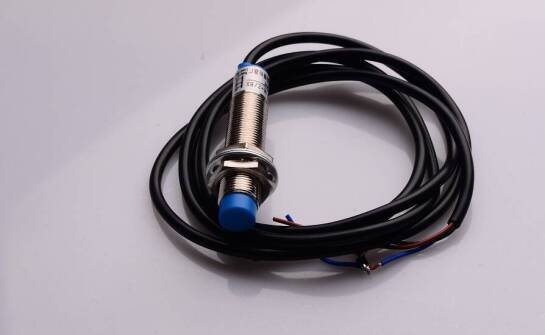 Nowoczesne rozwiązania dla automatyki przemysłowej: czujniki indukcyjne