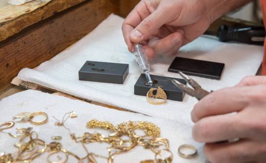 Wyposażenie pracowni jubilerskiej: Niezbędne narzędzia do oksydowania na zimno