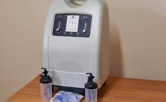 Jakie są różnice między stałym a przenośnym koncentratorem tlenu w ofercie wynajmu?