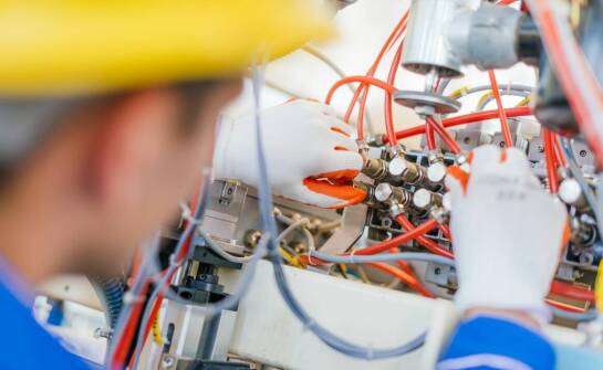 Znaczenie testów szczelności po naprawie siłowników hydraulicznych