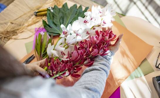 Porównanie różnych materiałów używanych w produkcji sztucznych kwiatów