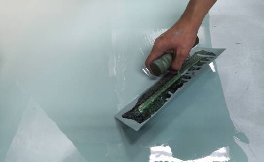 Jakie są najważniejsze aspekty stosowania podkładów proszkowych na bazie żywic?