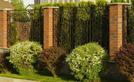 Jakie korzyści niesie ze sobą wybór metalowych nowoczesnych ogrodzeń?