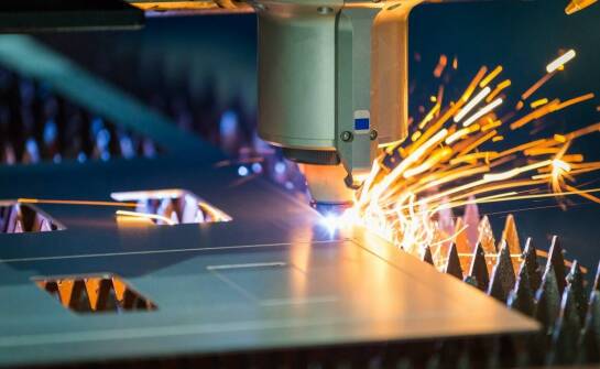 Jak wycinanie blach przyczynia się do energetycznej efektywności w produkcji?